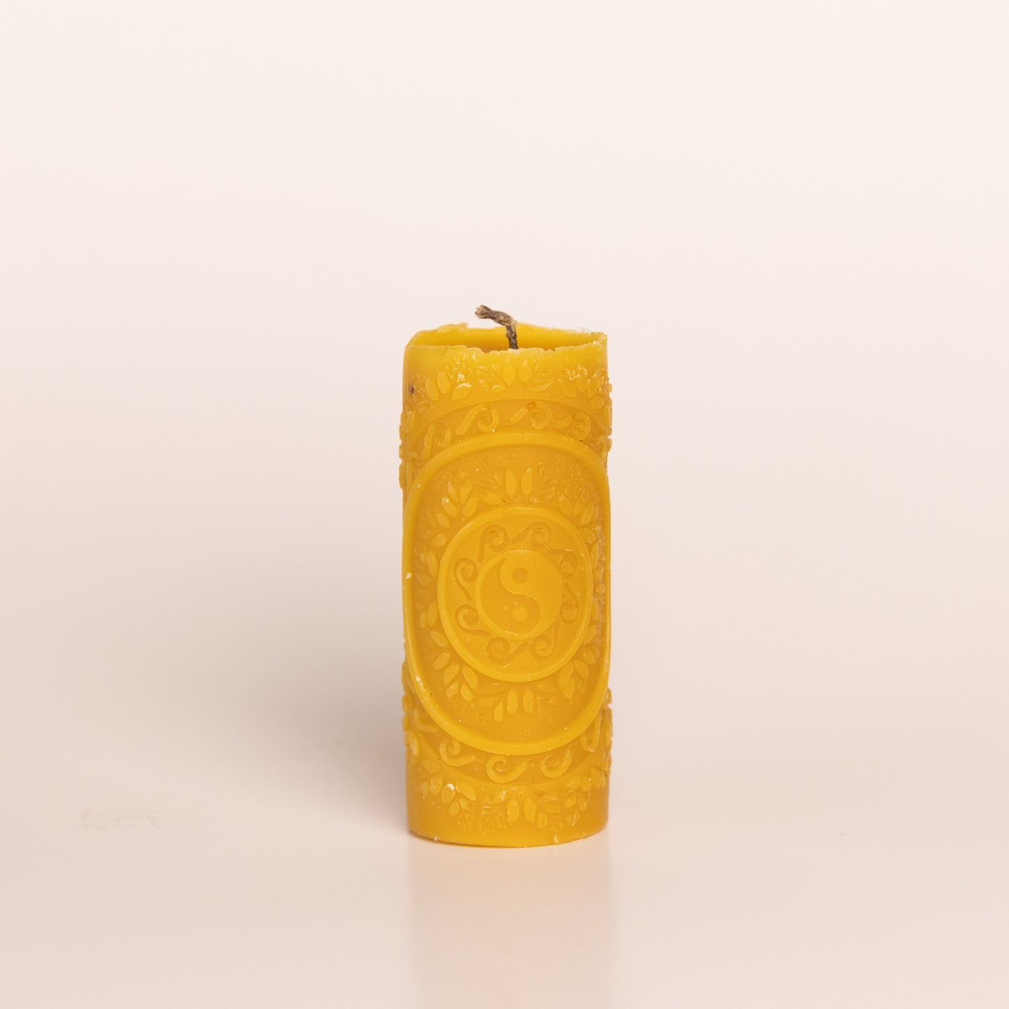 140 gram yin and yang beeswax candle with hemp wick